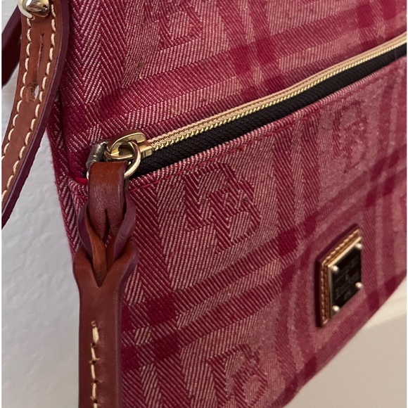 Red crossbody with Brown straps and zippers with 2 main components Good bag - Picture 3 of 8